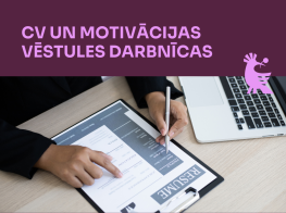 Foto ar rakstāmgaldu un darba planšeti un violets rāmis ar tekstu par jauniešu darbnīcām