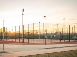 Stadions ar oranžu segumu saulrietā