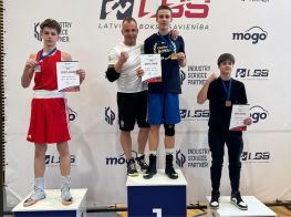 Sportisti stāv uz pjedestāla