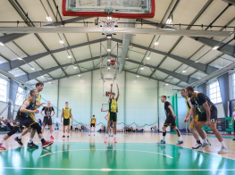 Basketbolists met grozā