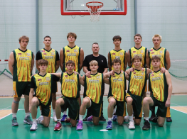 Zēni dzeltenos sporta kreklos sporta zālē