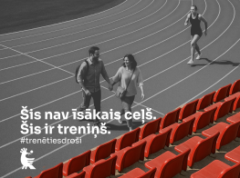 Pāris pastaigājas stadionā