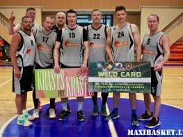 basketbolisti pelēkos kreklos