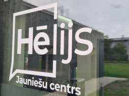 uzraksts Hēlijs