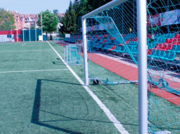 Futbola laukums un vārti