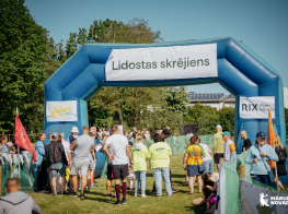 Brīvdabas skriešanas pasākums bērniem, zils baneris fonā
