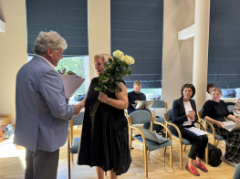Andželu Sokolovu sveic domes priekšsēdētājs Andrejs Ence