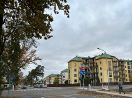 Iela ar krustojumu un ēkām.