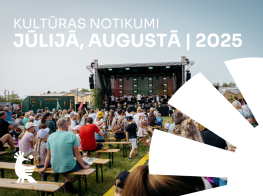 Cilvēku pūlis brīvdabas pasākumā saulainā dienā