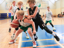 Puiši spēlē basketbolu