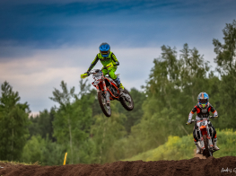 Motokrosa braucējs gaisā lec pāri trasei