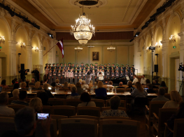 Koris lielā telpā dzied uz skatuves