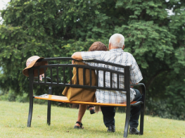 divi seniori sēž parkā uz soliņa