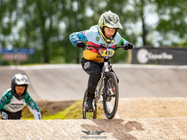 Puisis uz bmx riteņa brauc pa  trasi