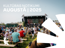 Cilvēku pūlis brīvdabas pasākumā saulainā dienā