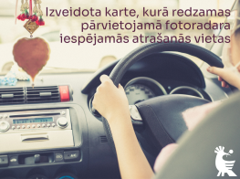 Fona bilde ar autovadītāju pie stūres ar tumši lillā burtiem ar aicinājumu iepazīties ar karti, kurā redzamas pārvietojamā fotoradara iespējamās atrašanās vietas 