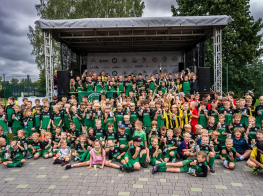 Daudz futbolisti vienkopus