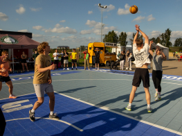 Brīvdabā 3x3 basketbola spēle saulainā dienā