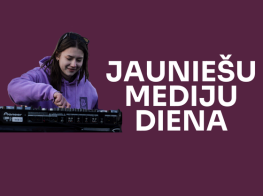 Violets fons ar meitenes profilu pie DJ pults un baltiem burtiem ar pasākuma nosaukumu