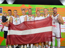 3x3 basketbola izlase ar Latvijas karogu
