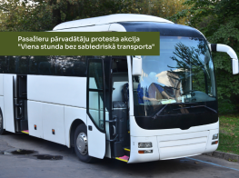 Sabiedriskais autobuss un zaļš fon elements ar baltiem burtiem