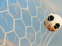 Futbola bumba vārtos
