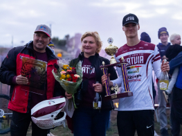 Trīs cilvēki