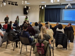 Daudz cilvēki sēž krēslos