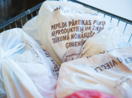 Pārtikas paku foto ar uzrakstu