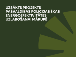 Tumši zaļš fons ar gaišāki zaļu elementu un baltiem burtiem par projektu pašvaldības policijas ēkas energoefektivitātes uzlabošanai Mārupē