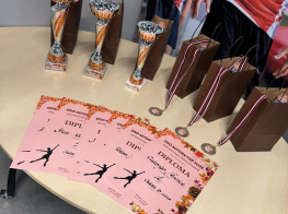 Trofejas un diplomi uz galda