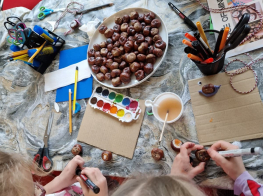 Bērni radošajā nodarbībā pie galda