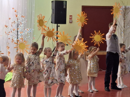 Mazi bērni ar papīra saulītēm rokās