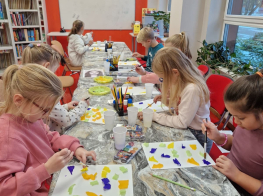 Bērni pie galda radošajās nodarbībās