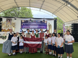 Jauniešu grupas kopbilde ārzemju festivālā
