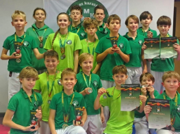 Daudz bērni zaļos kreklos