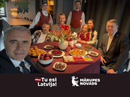 Cilvēki sēž pie svētku galda