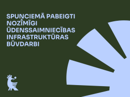 Tumši zaļš fons ar ziliem grafiskajiem elelementiem un ziliem burtiem par Spuciemā pabeigtiem ūdenssaimniecības infrastruktūras būvdarbiem
