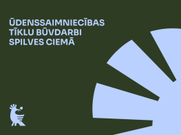 Tumši zaļš fons ar gaiši zilu Mārupes novada logo un ziltu tekstu par ūdenssaimniecības tīklu būvdarbiem Spilves ciemā