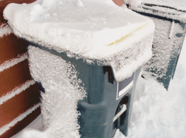 Atkritumu konteiners ziemā