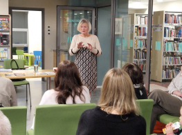 Bibliotēkas telpās pasākums cilvēku grupai