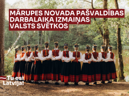 Meitenes tautastērpos brīvā darbā ar sarkani baltu tekstu un grafiku virsū