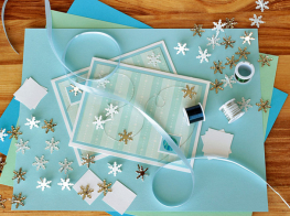 Gaiši zilas svētku kartiņas uz brūna fona