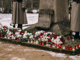 Piemineklis un ziedi