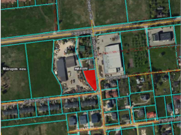 uz tumši zaļa fona kā kartē iezīmēti ielas un ceļi