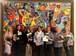 Sievietes pie gleznas