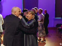 Pāris dejo pasākumā