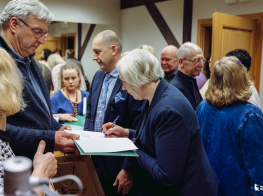 Autore sniedz parakstu grāmatas atklāšanā