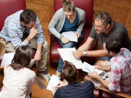 Cilvēki apsēdušies aplī