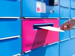 Zils pakomāts ar rozā durtiņām